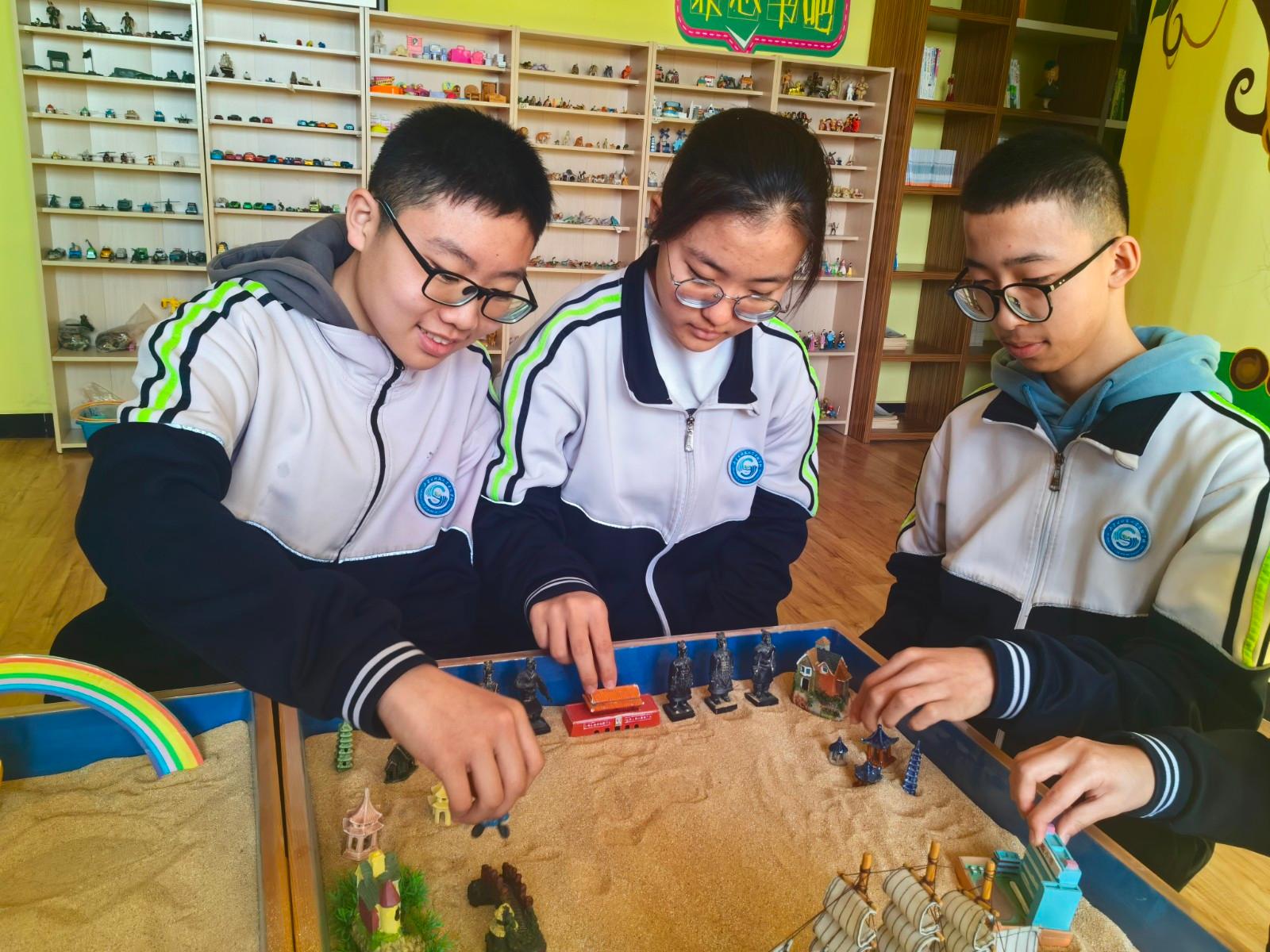 圖二：心理課上，學(xué)生在進(jìn)行“沙游——探索內(nèi)心世界”活動.jpg